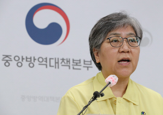 정은경 중앙방역대책본부장(질병관리청장)이 14일 오후 충북 청주시 질병관리청에서 열린 코로나19 국내 발생 현황 및 확진 환자 중간조사 결과 등 정례브리핑에서 국민건강영양조사에 대한 2차분 항체가 조사 결과를 발표하고 있다.   연합뉴스